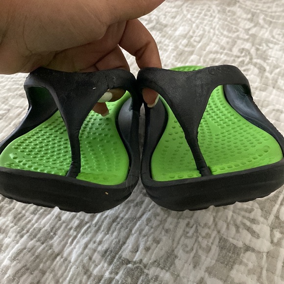 Crocs | Charcoal & Lime Green Athens II Flip-Flop - Unisex - Picture 4 of 12
